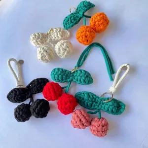 Pendenti a ciliegia in crochet fatti a mano assortiti per borse o portachiavi vivaci