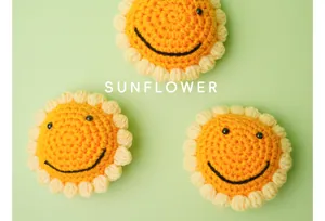 Detalle macro de tres cabezas de girasol de ganchillo con caras sonrientes