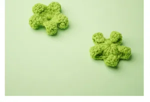 Primer plano de accesorios de flores tejidas a mano en color verde