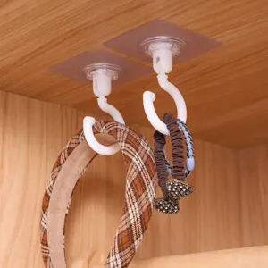 Detailansicht der weißen, selbstklebenden Deckenhaken mit einem Stirnband und Haargummis