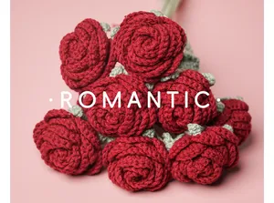 Nahaufnahme der komplizierten Textur eines handgestrickten weinroten Häkelrosenstraußes