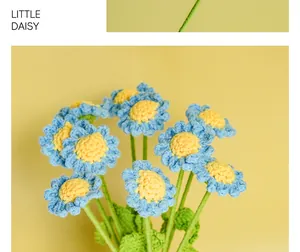 Nahaufnahme von handgestrickten blauen Gänseblümchen-Häkelblumen auf gelbem Grund