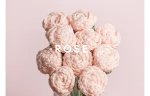 Detailansicht eines handgefertigten rosa Häkel-Rosenstraußes mit weicher Garntextur