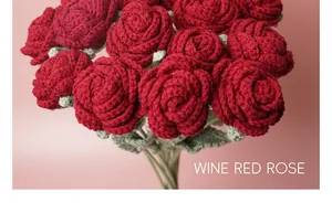 Nahaufnahme von handgehäkelten weinroten Rosen mit detaillierter Garnstruktur.