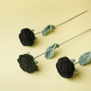 Rosas negras hechas a mano a ganchillo para decoración gótica en fondo amarillo