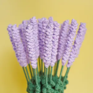 Elegante ramo de lavanda de ganchillo púrpura hecho a mano para decoración de hogar