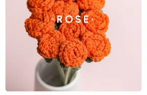 Nahaufnahme von handgemachten gestrickten orangefarbenen Häkelrosen