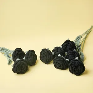 Ramo de rosas negras hechas a mano a ganchillo para fotografía gótica y adorno