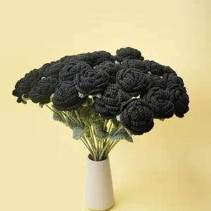 Ramo de rosas negras de ganchillo hechas a mano en jarrón blanco para decoración de hogar gótica