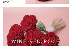 Makro-Detail von weinroten Häkelrosen mit aufwendiger handgefertigter Garnstruktur