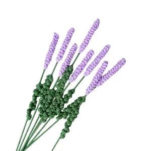 Ramo de lavanda tejido a mano en color morado con tallos verdes sobre fondo blanco.