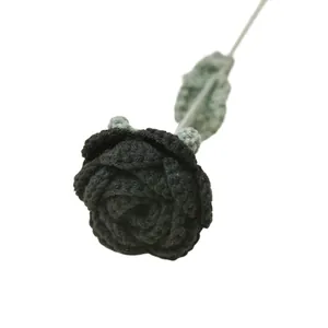 Rosa de ganchillo negra hecha a mano para fotografía gótica y decoración del hogar.