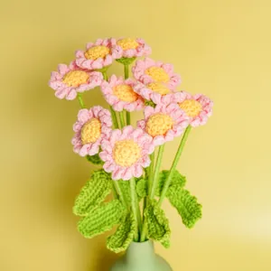 Handgefertigter Häkelstrauß aus rosa und gelben Gänseblümchen als kreatives Geschenk