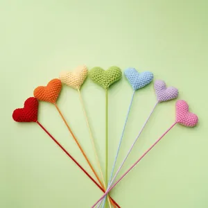 Flores de corazón de ganchillo arcoíris hechas a mano en tallos largos en forma de abanico