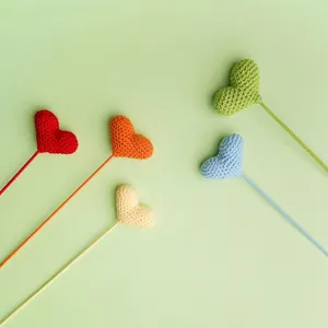 Ramas de flores de corazón tejidas a mano coloridas para ramos creativos de bricolaje
