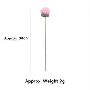Handgemachte gehäkelte rosa Rosenknospe am einzelnen Stiel mit 30 cm Höhenangabe