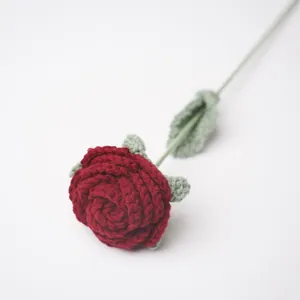 Handgehäkelte burgunderrote Rose mit grünem Stiel für Wohndekoration und Geschenk