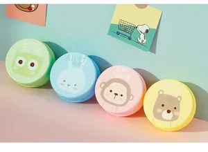 Detalle de tazas de viaje plegables con lindos animales de dibujos animados