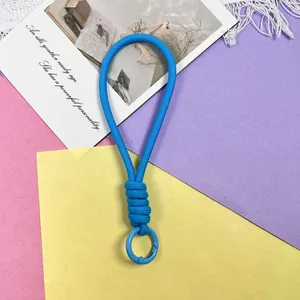 Detail van blauw gevlochten polskoord met geknoopt ontwerp en ronde metalen clip