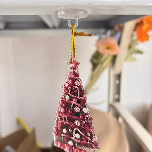 Vista dettagliata di un gancio a ventosa in PVC trasparente con foro per appendere decori.