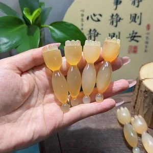 Close-up van doorschijnende lotusvormige oogmassage-instrumenten in de hand