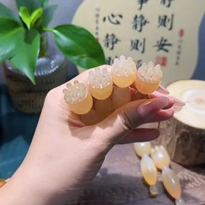 Close-up van lotusvormige jade steen oogmassage tools voor gezichtsverzorging in de hand