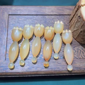 Gedetailleerde weergave van doorschijnende lotusvormige oogmassage-tools op een houten dienblad