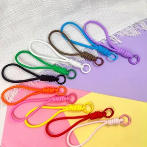 Detailweergave van diverse kleurrijke gevlochten paracord polsbandjes voor telefoons en sleutels