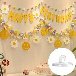 Vista dettagliata di un gancio a ventosa in PVC trasparente per decorazioni di feste in casa.