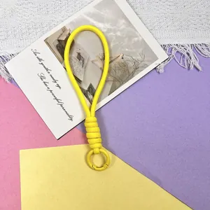 Detail van de levendige gele gevlochten telefoonpolsband met een metalen ringgesp