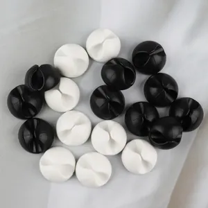 Clips organiseurs de câbles circulaires noir et blanc pour la gestion des fils