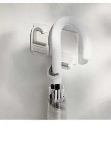 Detailansicht eines weißen multifunktionalen Wand-Regenschirmhalters mit Haken