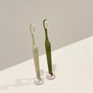Paar minimalistische weiße Saugnapf-Zahnbürstenhalter auf einer sauberen Oberfläche