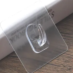 Nahaufnahme eines klaren, selbstklebenden Wandhakens im transparenten Design