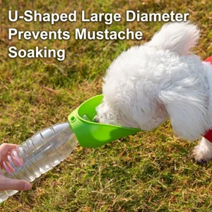 Abreuvoir portable en silicone pour chien, bol en U fixé à une bouteille d'eau sur herbe.