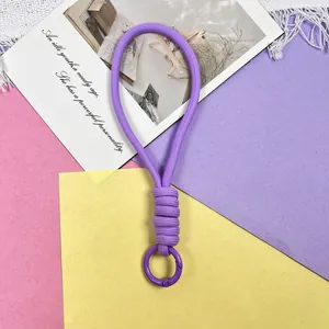 Paarse gevlochten telefoonpolsband met geknoopt ontwerp en bijpassende metalen ring