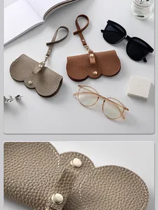 Vue macro de la texture du cuir grainé d'une pochette de rangement pour lunettes