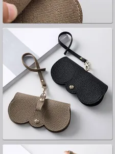 Vue détaillée de l'étui à lunettes portable en cuir avec texture et dragonne de suspension