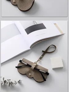 Étui à lunettes portable en cuir pour lunettes de soleil dans un décor minimaliste