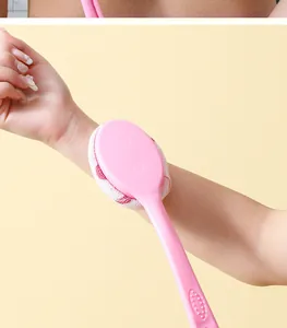 Gedetailleerd overzicht van de roze badborstel met lange steel gebruikt op de arm voor scrub