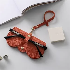 Étui à lunettes portable en cuir litchi orange avec lanière et bouton pression
