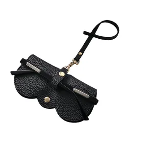 Étui à lunettes portable en cuir noir avec lanière de suspension et bouton pression