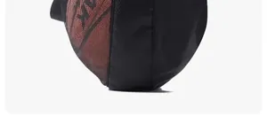 Vue détaillée du filet résistant sur un sac à bandoulière noir pour ballon de basket.