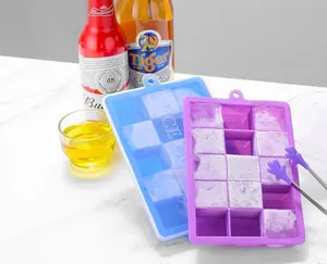 Cubiteras de silicona con cubitos de hielo y botellas de bebidas frías.