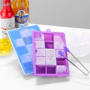 Dos bandejas de silicona para 15 cubitos de hielo con tapas y unas pinzas pequeñas