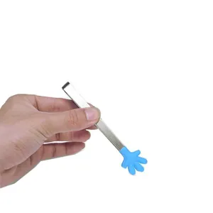 Mini pince à aliments en acier inoxydable avec embouts en silicone bleu en forme de main