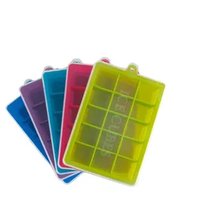 Juego de cubiteras de silicona de 15 rejillas de colores con tapas apiladas en abanico
