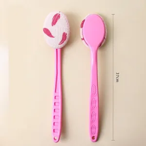 Roze rugborstel met lange steel, zachte stoffen kop en 37 cm lengte