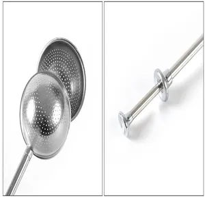 Detailansicht des perforierten Teekugel-Siebs und des Druckgriff-Mechanismus aus Edelstahl.