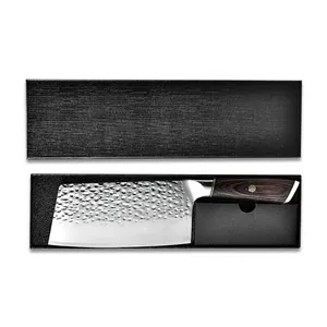 Coltello da chef forgiato con finitura martellata e manico in legno in elegante confezione regalo.
